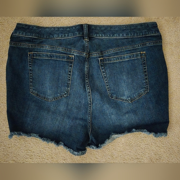 Torrid Distressed Denim Shorts Size 14 EUC - Picture 3 of 3